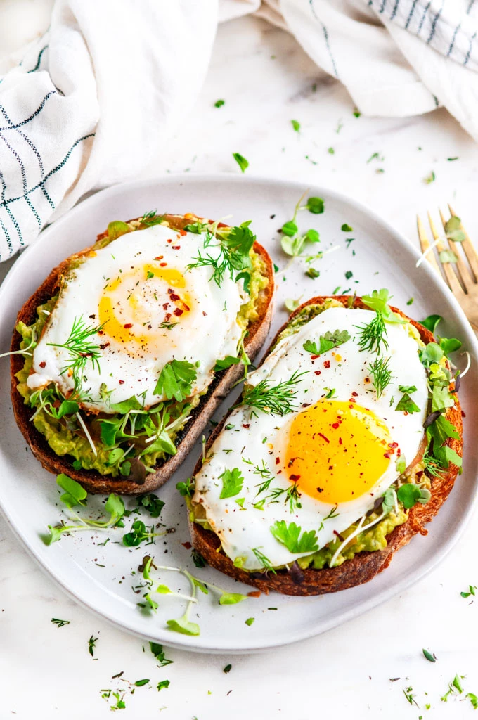 Pan De Coliflor con huevos escalfados y aguacate