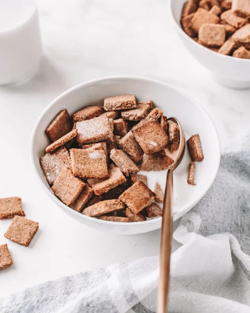 Céréales toast crunch croustillantes dans un bol