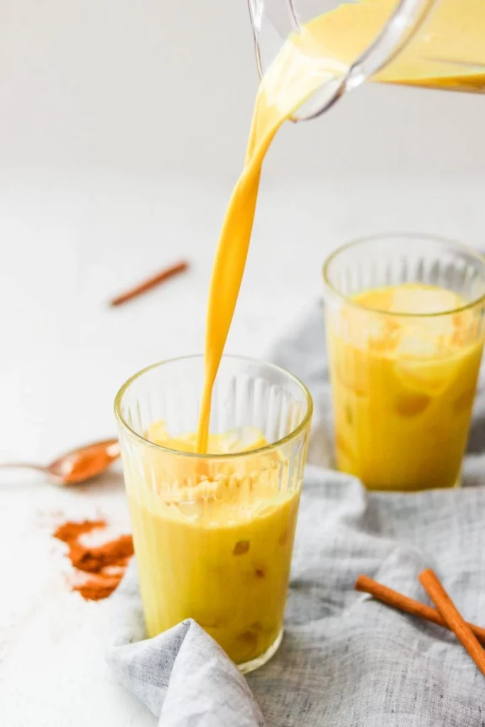 Smoothie nutritif et riche au curcuma keto