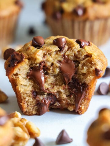 Muffin Banane Pépites de Chocolat avec une bouchée en moins.