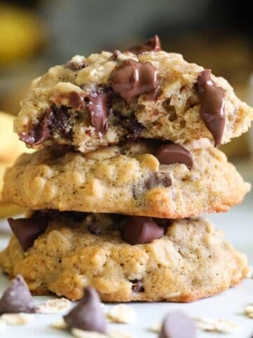 image rapprochée d'une pile de cookies à la banane, flocons d'avoine et pépites de chocolat