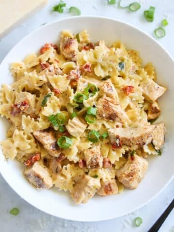 Plat de Poulet Alfredo Grillé garni d'oignon vert