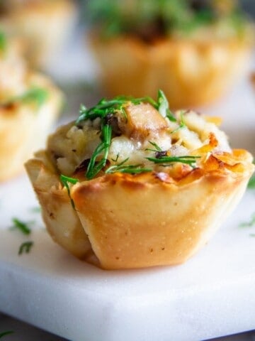 coquilles de phyllo farcies de poulet, champignons et fromage et de l'aneth frais sur le dessus