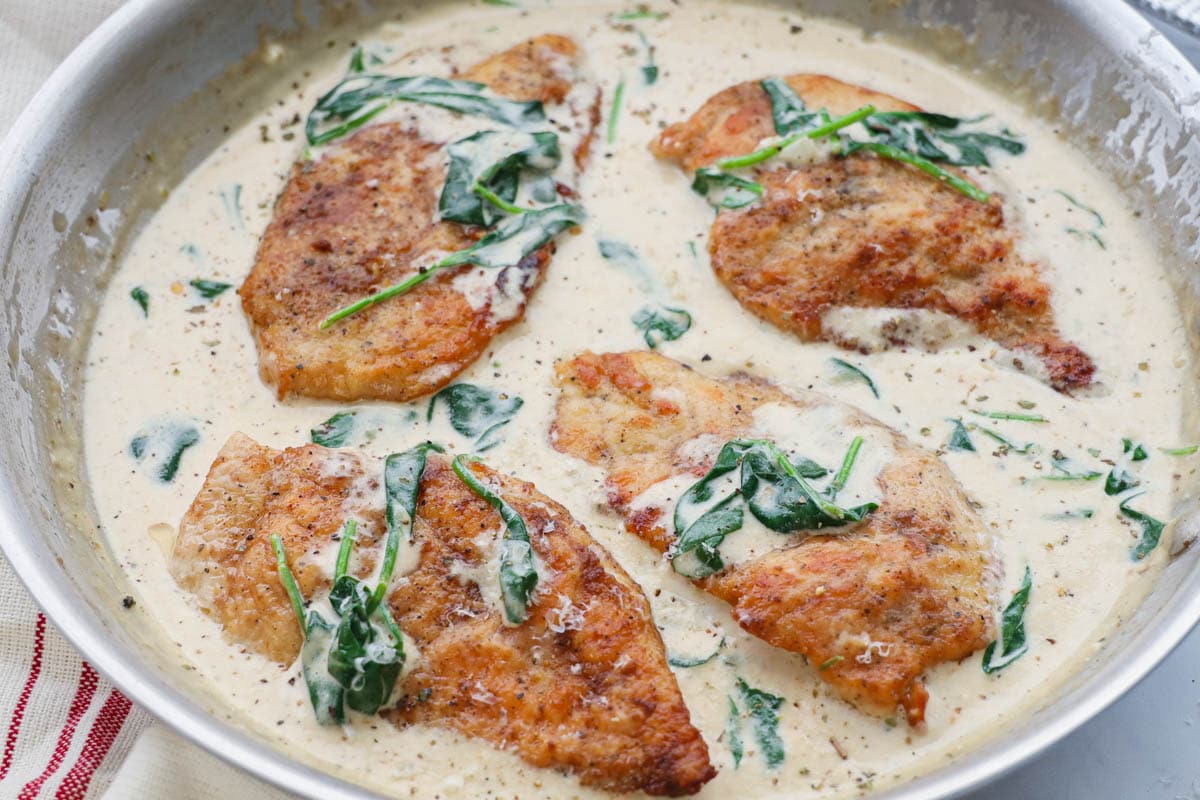 Poulet Florentine dans une poêle.