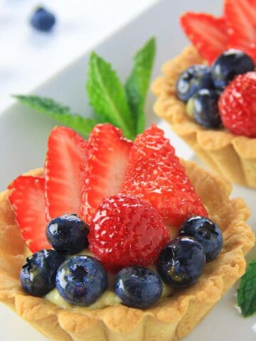 Image en gros plan d'une Mini Tarte aux Fruits et une autre en arrière-plan