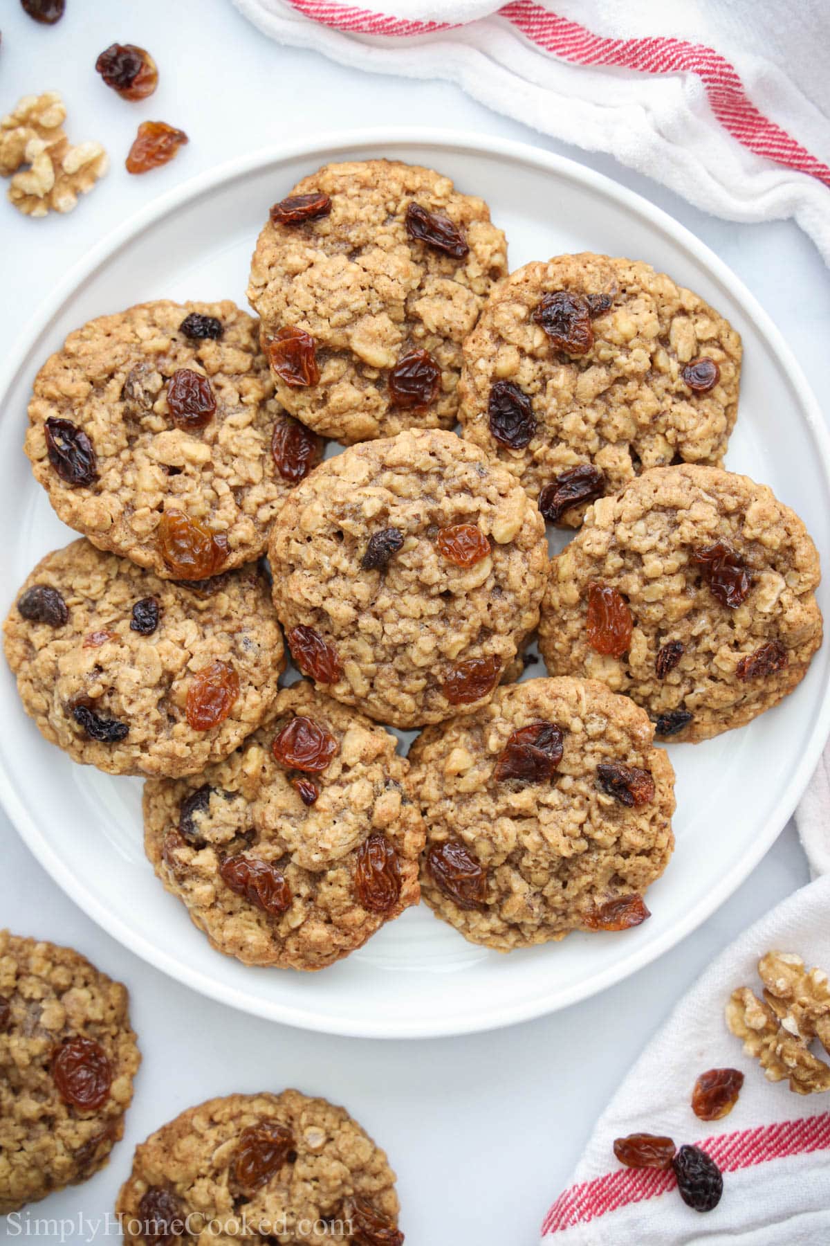 Assiette de cookies moelleux aux flocons d'avoine et aux raisins.