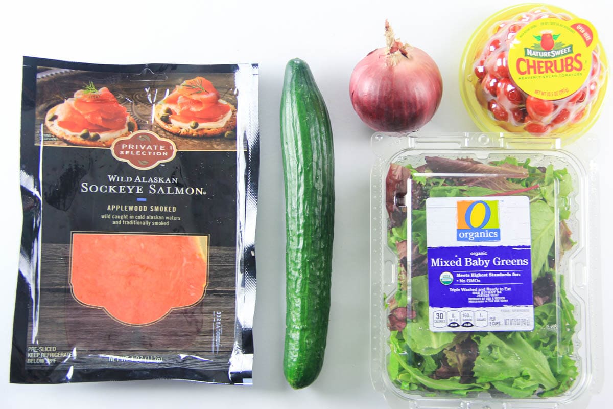 Cette salade de saumon fumé est une salade fraîche et savoureuse chargée de jeunes pousses mélangées, de saumon fumé et de légumes hachés. C'est une salade délicieuse et nourrissante parfaite pour l'été. #saumonfumé #saladesaumonfumé #saladesaumon #saumonloché Ingrédients pour la Salade de Saumon Fumé ; saumon fumé, concombre anglais, oignon rouge, tomates cerises et jeunes pousses mélangées.