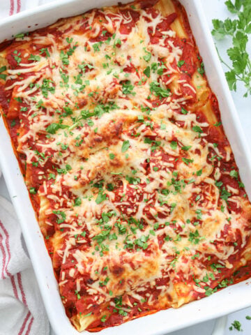 Manicotti farci dans un plat à four blanc