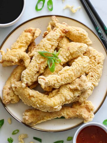 Image verticale de Tempura de Poulet avec des sauces à proximité