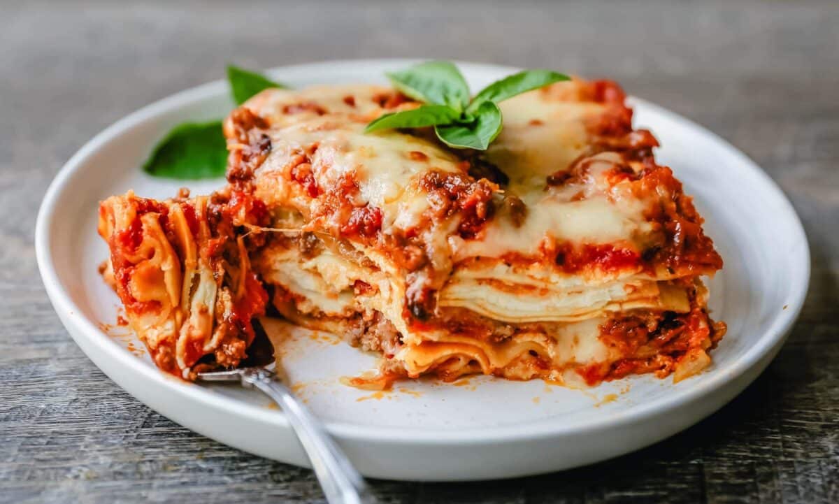 Gooey Jamie Oliver Lasagna Recipe - feastfulcuisine.com