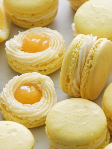 Tarte au citron avec crème au beurre et centres de citron